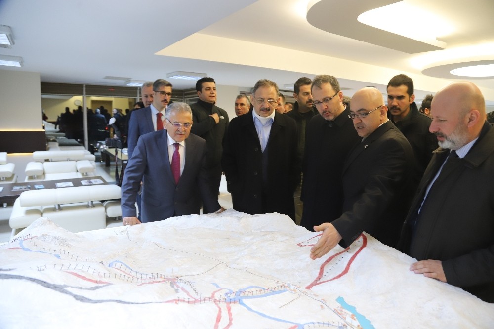Bakan Kasapoğlu’na Zirvede Brifing 