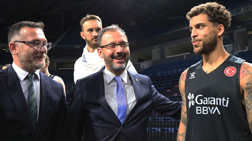 Bakan Kasapoğlu'ndan A Milli Basketbol Takımı'na destek