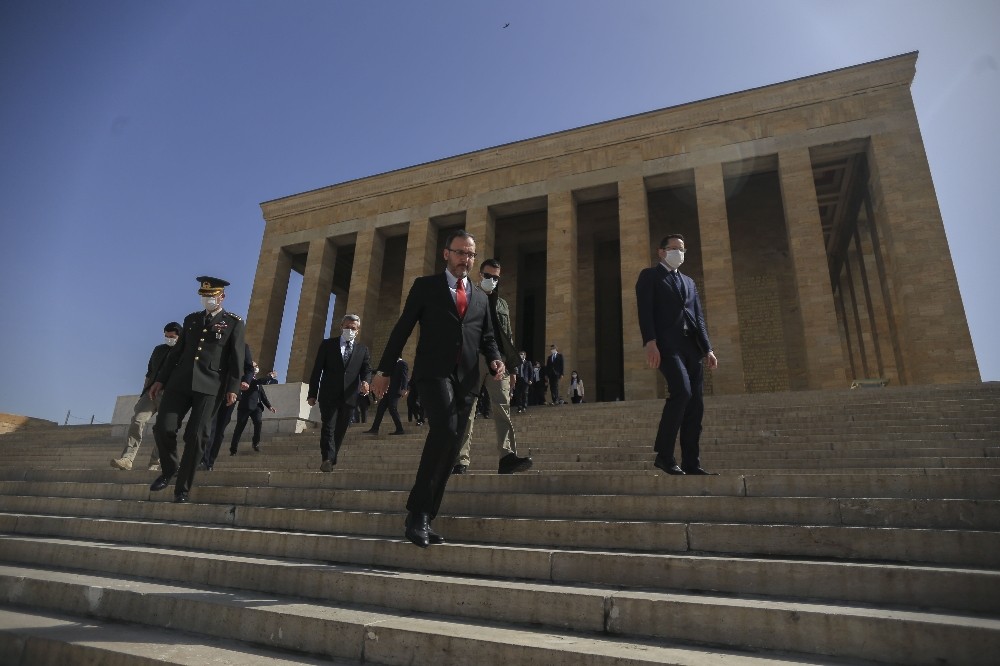 Bakan Kasapoğlu’ndan Anıtkabir’e ziyaret 