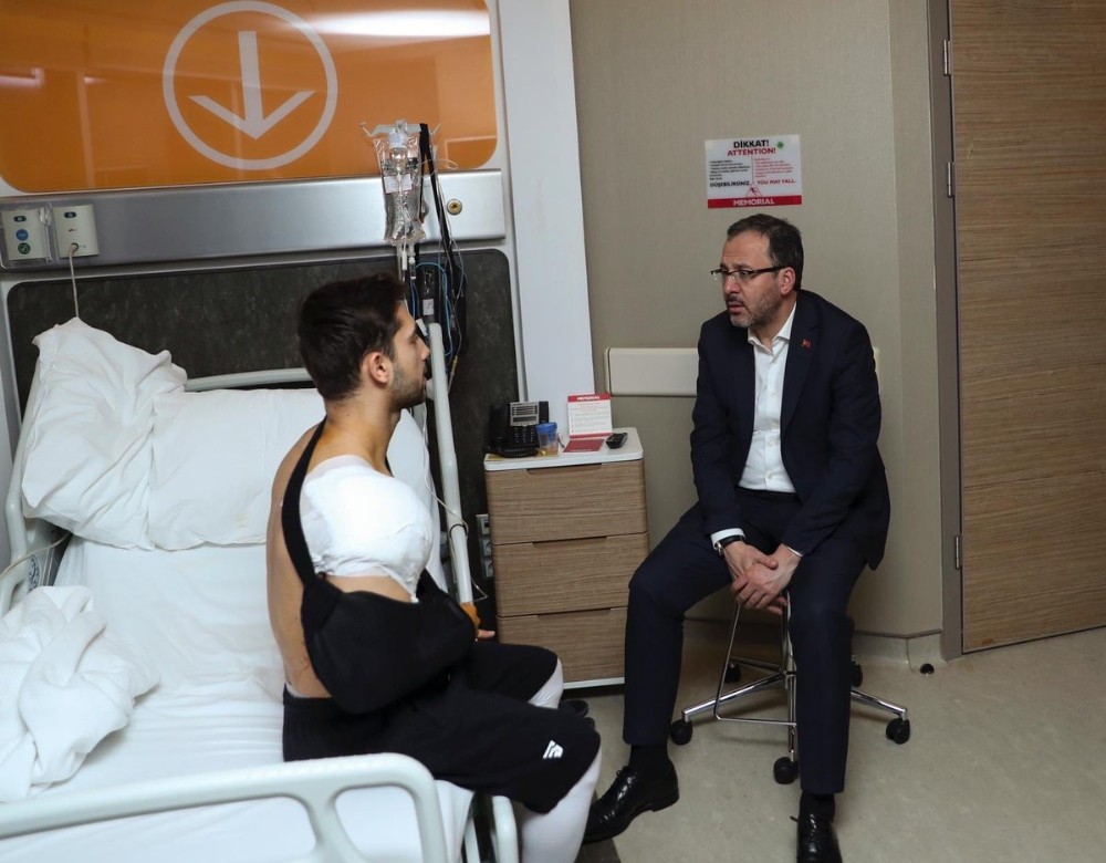 Bakan Kasapoğlu’ndan İbrahim Çolak’a geçmiş olsun ziyareti 