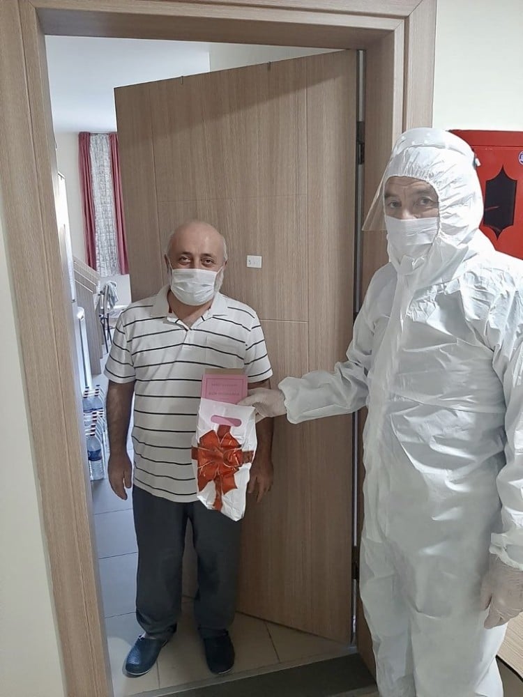 Bakan Kasapoğlu’ndan karantinadaki gurbetçilere kitap jesti 