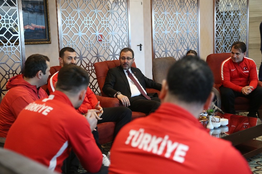 Bakan Kasapoğlu’ndan milli karatecilere ziyaret 