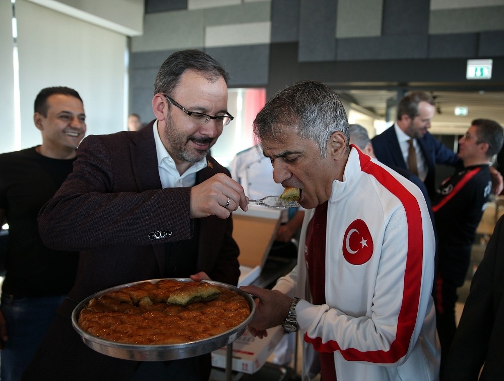 Bakan Kasapoğlu’ndan Milli Takım’a moral ziyareti 