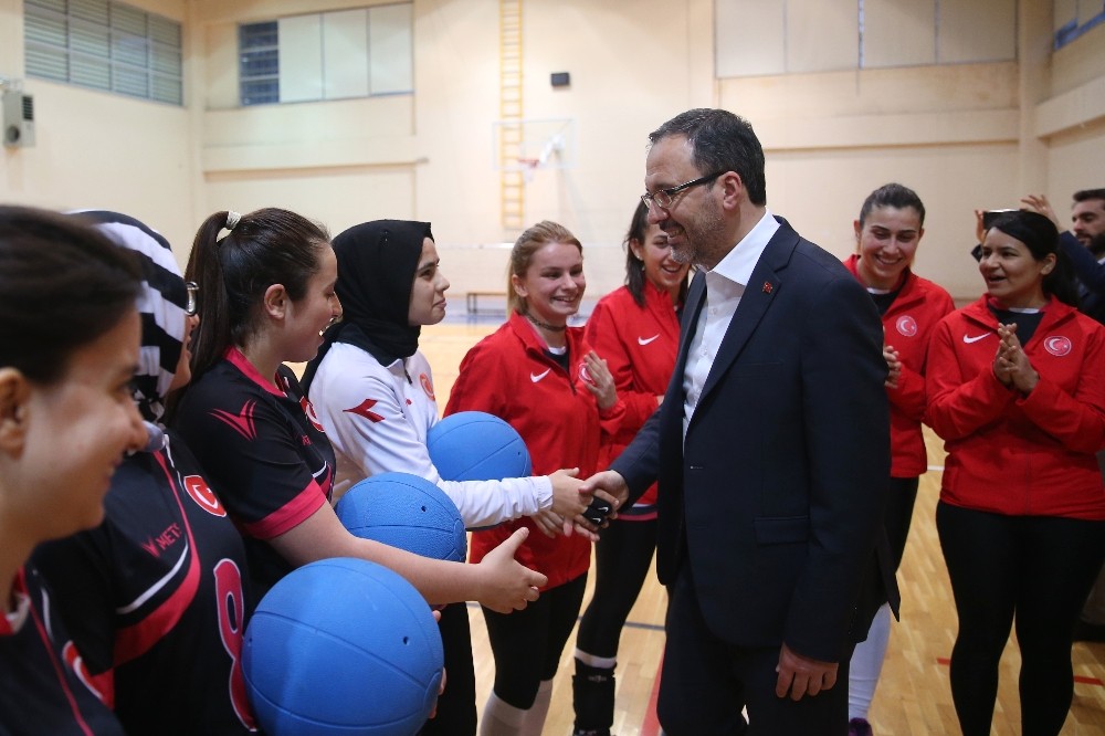Bakan Kasapoğlu’ndan olimpiyat yolcusu sporculara sürpriz ziyaret 