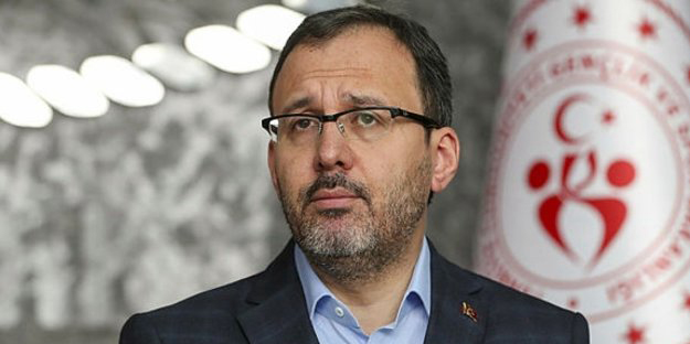 Bakan Kasapoğlu'ndan, tribündeki provokasyonlara sert tepki!