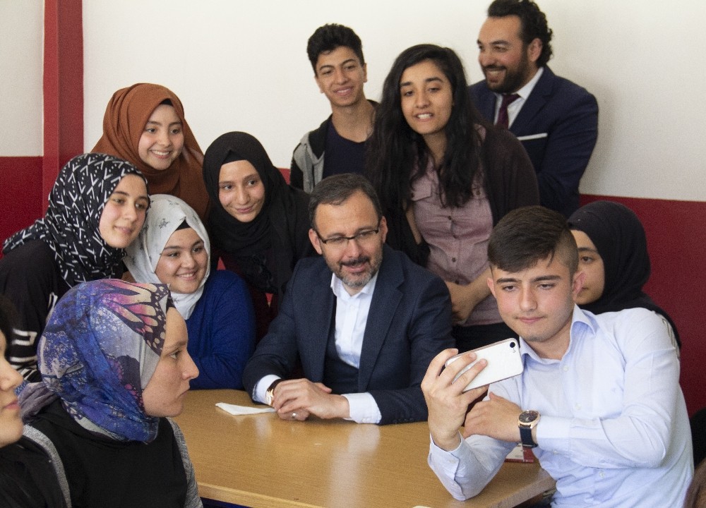 Bakan Kasapoğlu’ndan Yıldırım Beyazıt Anadolu İmam Hatip Lisesi’ne ziyaret 