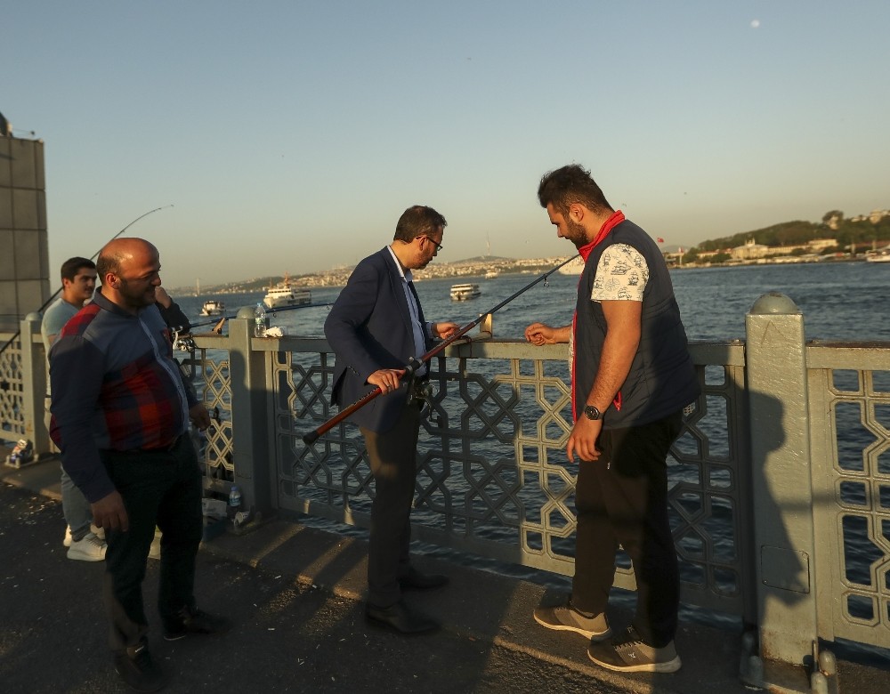 Bakan Kasapoğlu’nun İstanbul’da balık tutma keyfi 