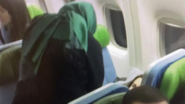 Bakan Kaya, uçakta rahatsızlanan oyuncuya müdahale etti