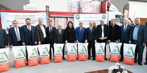 Bakan Kirişci, üreticilere dağıttı