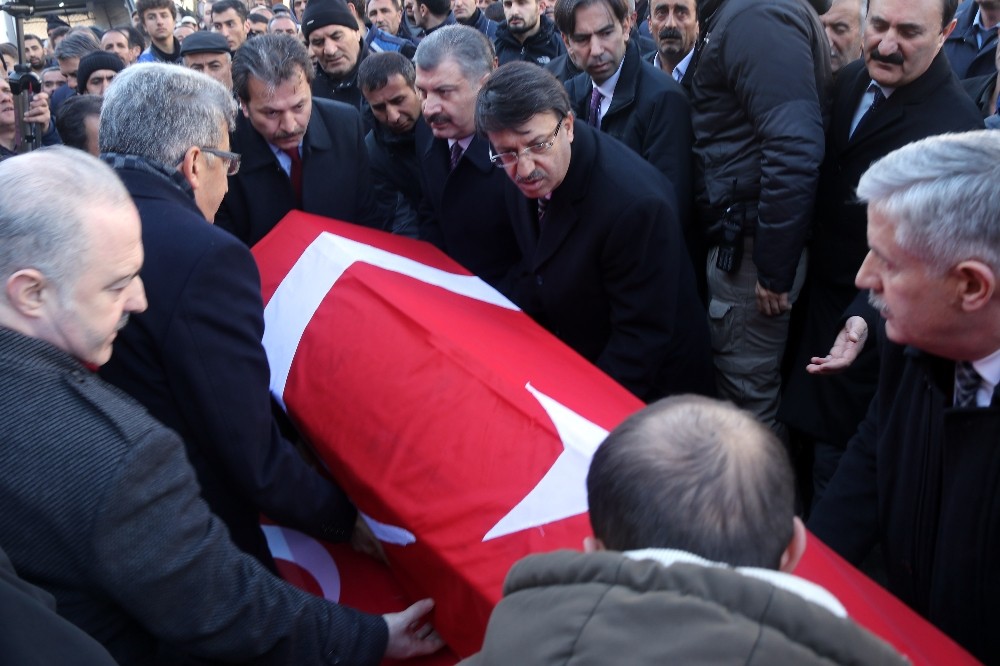 Bakan Koca çığ faciasında hayatını kaybedenlerin cenaze törenine katıldı 