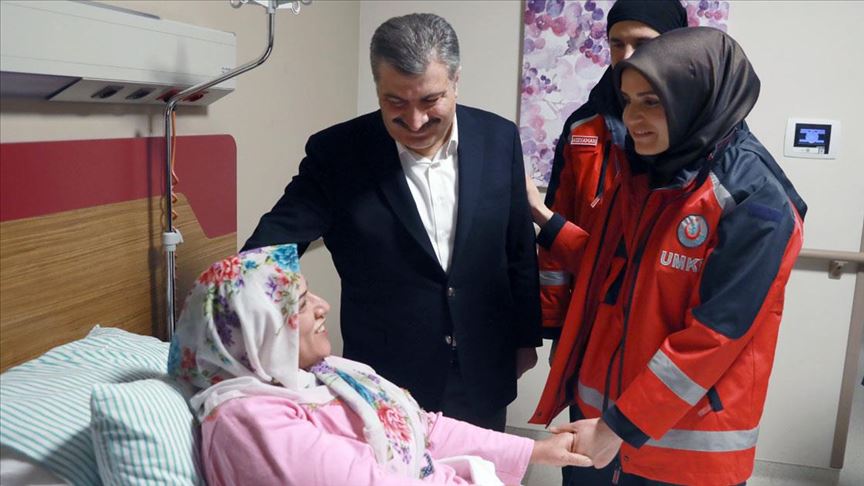 Bakan Koca, enkaz altından çıkarılan Yamış ile 'onu hayata bağlayan' Kuştepe'yi buluşturdu