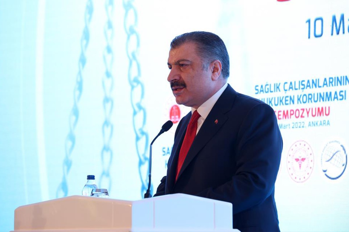 Bakan Koca: 'Mesleğini onuruyla yapan binlerce hekimimizi işini kaygıyla yapmaktan kurtarmalıyız'