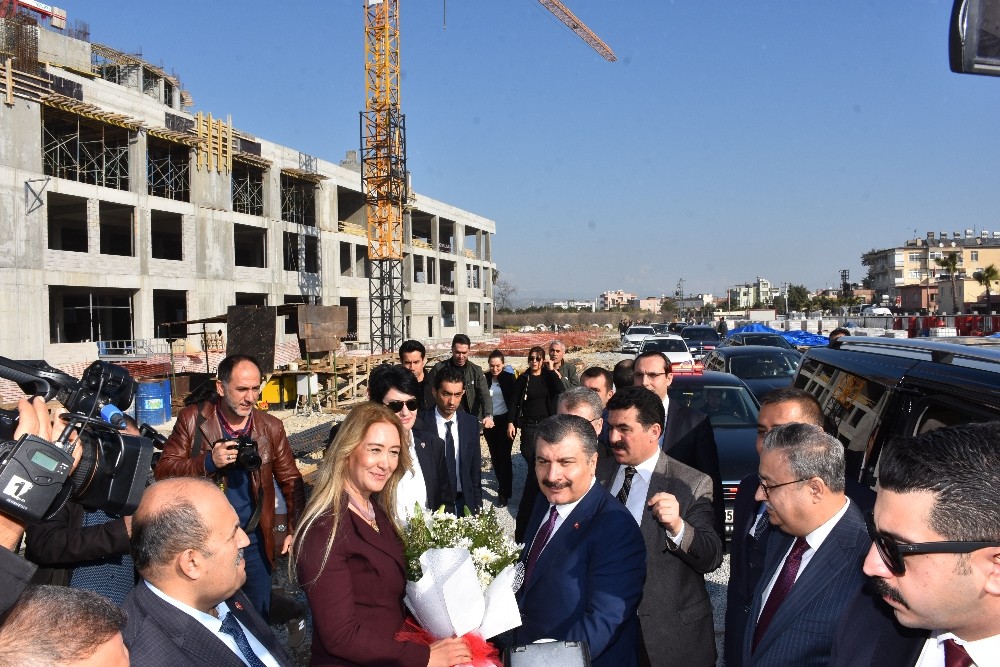 Bakan Koca, Tarsus Devlet Hastanesi inşaatını gezdi 