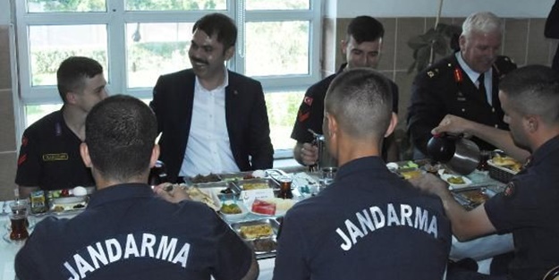 Bakan Kurum bayram kahvaltısını askerlerle yaptı