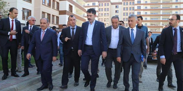 Bakan Kurum, Cizre'de TOKİ konutlarını inceledi