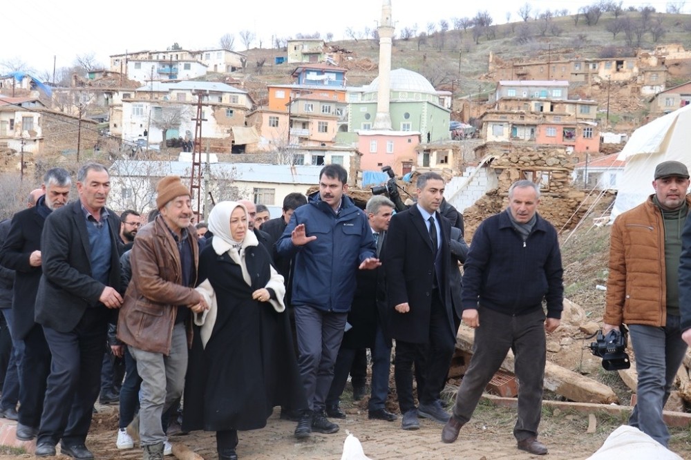 Bakan Kurum deprem bölgesinde 