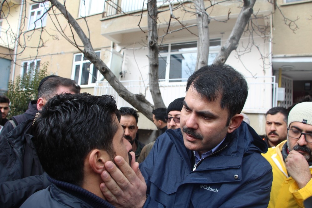 Bakan Kurum, depremde hasar gören mahallelerde incelemede bulunuyor 