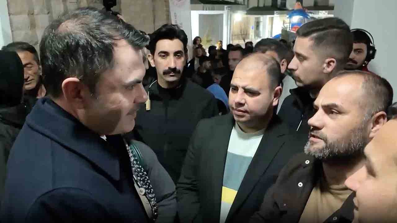 Bakan Kurum, depremzede ailenin yeni evine misafir oldu: Tekrardan bir ilçeyi ihya ve inşa ettiniz, devletimiz var olsun
