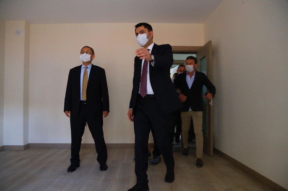 Bakan Kurum Elazığ’da, yapımı süren deprem konutlarını inceledi 