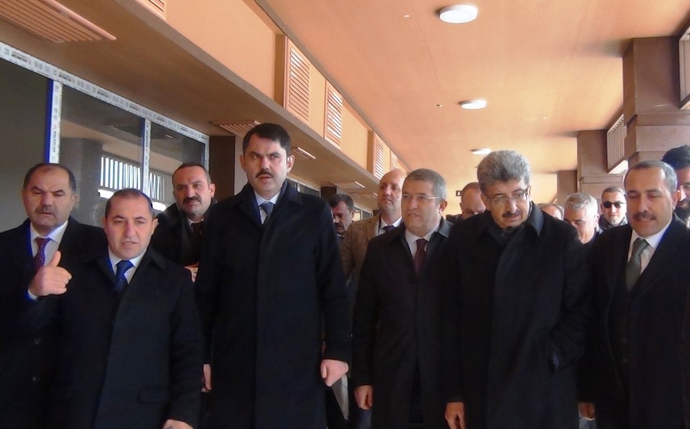 Bakan Kurum, Erciş’te incelemelerde bulundu 