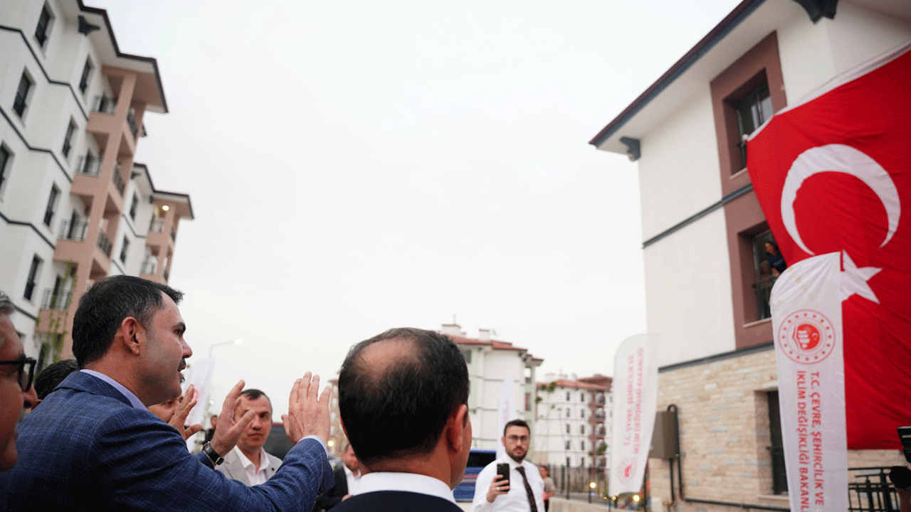 Bakan Kurum evi teslim edilen depremzedelere misafir oldu: Herkes sizin gibi evine kavuşana kadar durmayacağız!