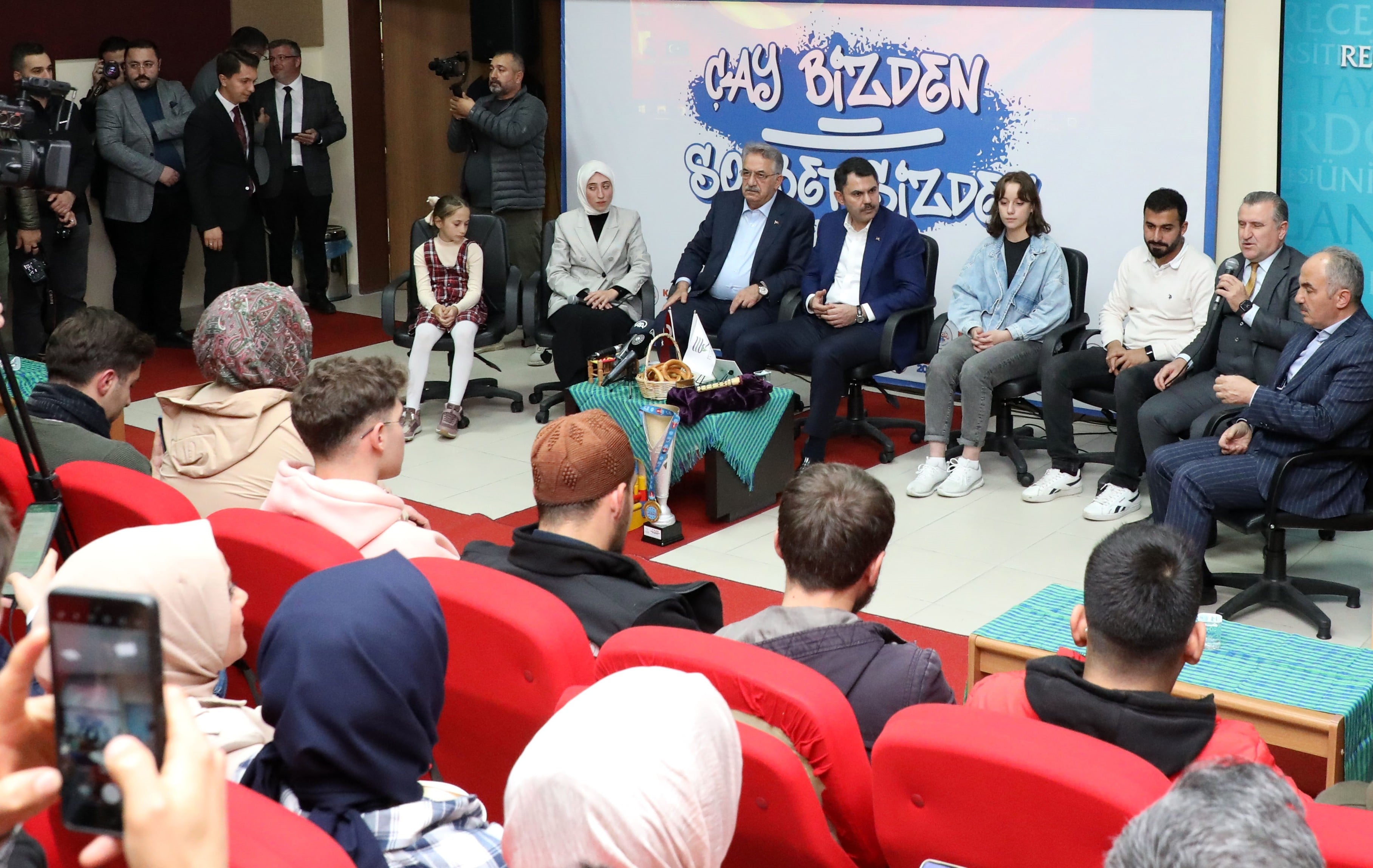  Bakan Kurum, gençlerle buluştu