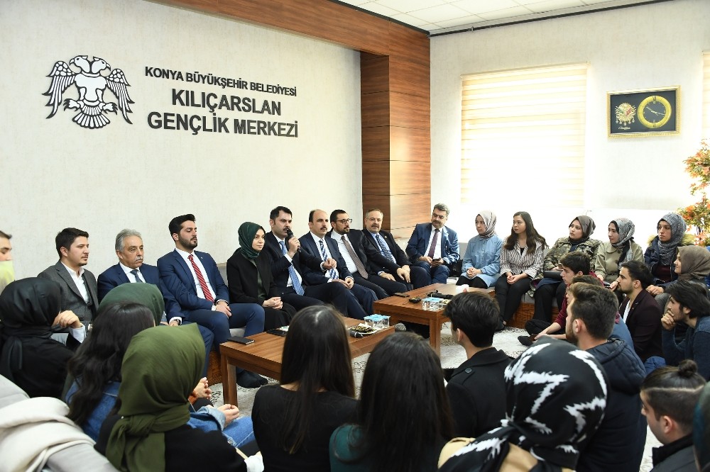Bakan Kurum üniversiteli gençlerle buluştu 