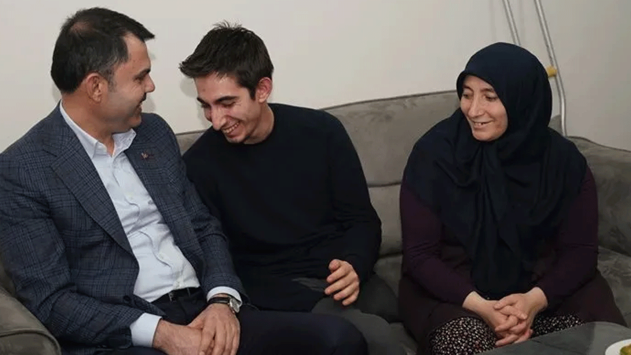 Bakan Kurum'dan duygulandıran ziyaret! Depremzede Ömer’e destek verdi