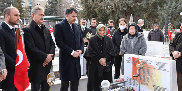 Bakan Kurum'dan şehitlik ziyareti
