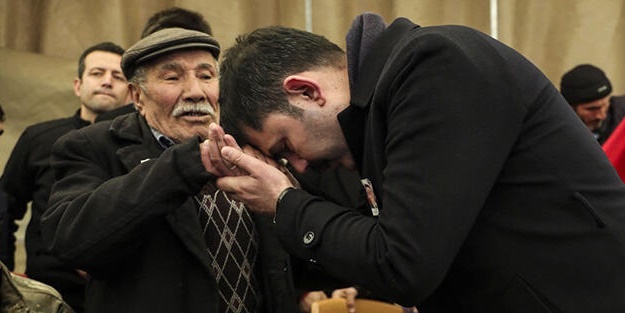 Bakan Kurum'la şehit babası arasında duygulandıran diyalog! Makam aracına binmedi