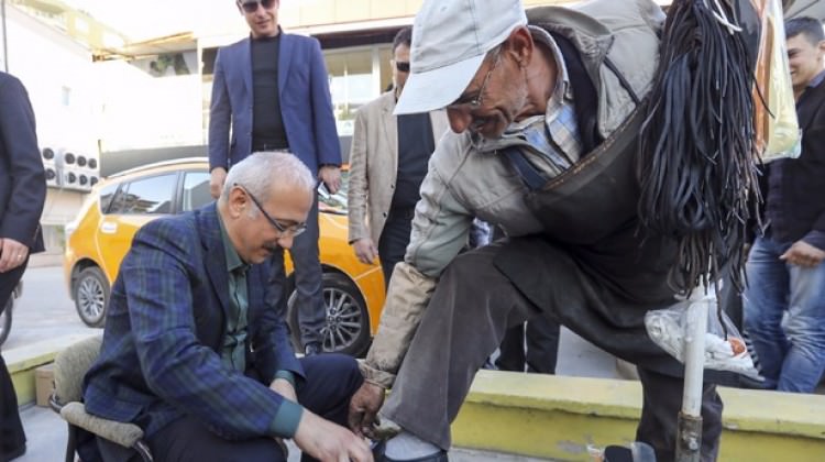 Bakan Lütfi Elvan boyacının ayakkabılarını boyadı