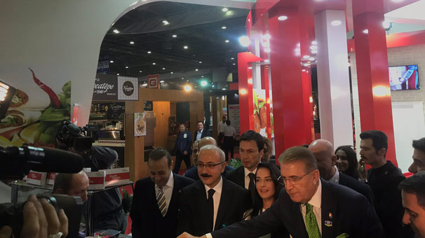 Bakan Lütfi Elvan’dan basın mensuplarına çiğ köfte ziyafeti