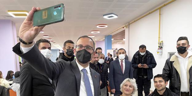 Bakan Kasapoğlu, Kars Gençlik Merkezi'ni ziyaret etti