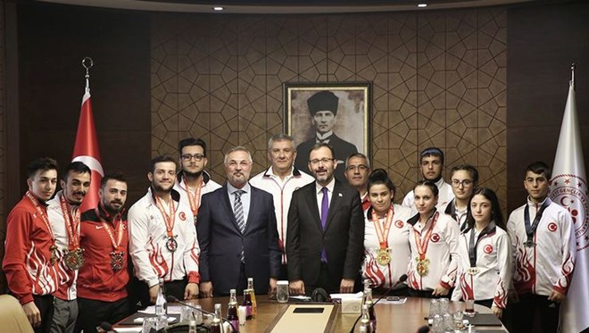 Bakan Mehmet Muharrem Kasapoğlu, Milli haltercileri kabul etti