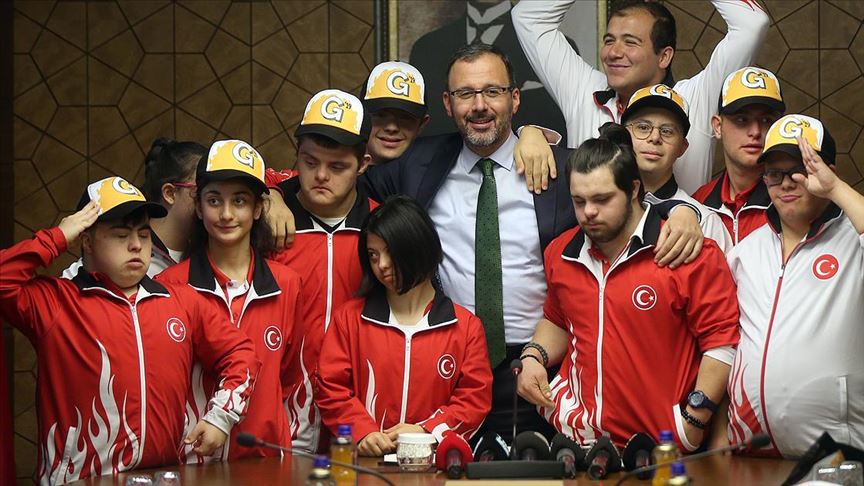 Bakan Mehmet Muharrem Kasapoğlu özel sporcularla bir araya geldi
