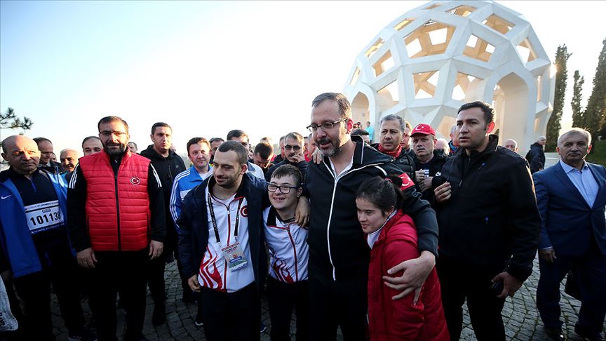 Bakan Mehmet Muharrem Kasapoğlu ve milli sporcular 15 Temmuz Şehitler Anıtı'nı ziyaret etti