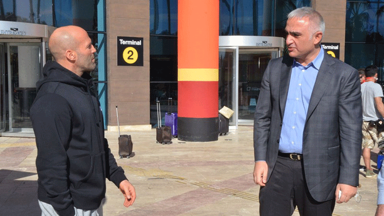 Bakan Ersoy’dan sete sürpriz ziyaret! Dünyaca ünlü aktör Jason Statham ile bir araya geldi