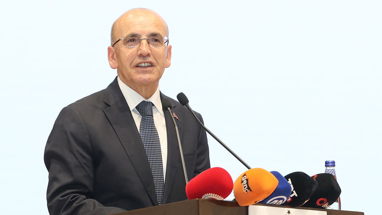 Bakan Mehmet Şimşek manşetten gelen eleştirilere cevap verdi! “Programı uygulamaya devam edeceğiz”