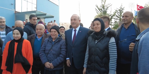 Bakan Mevlüt Çavuşoğlu depremzedelerle buluştu
