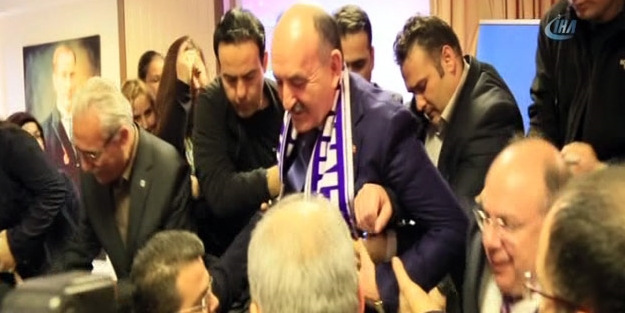 Bakanın üzerinde bulunduğu platform çöktü!