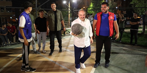 Bakan Mustafa Varank gençlerle basketbol oynadı