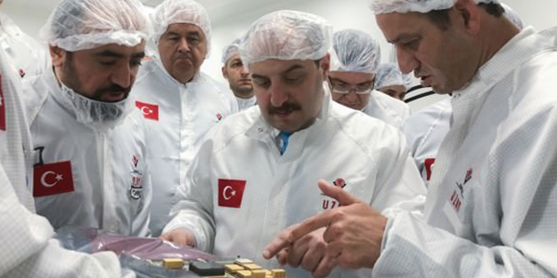 Bakan Mustafa Varank, TÜBİTAK Uzay'ı inceledi