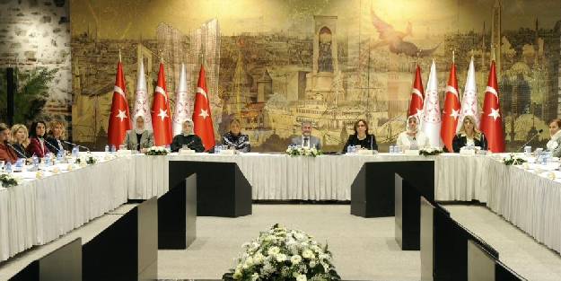 Bakan Nebati iş dünyasının kadın temsilcileriyle bir araya geldi