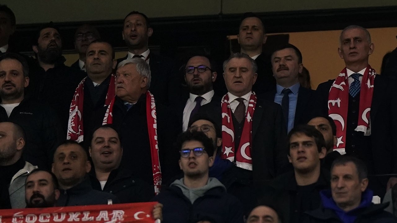 Bakan Osman Aşkın Bak, A Milli Takımı yalnız bırakmadı