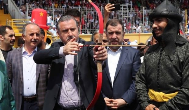 Bakan Osman Aşkın Bak top sektirip ok attı