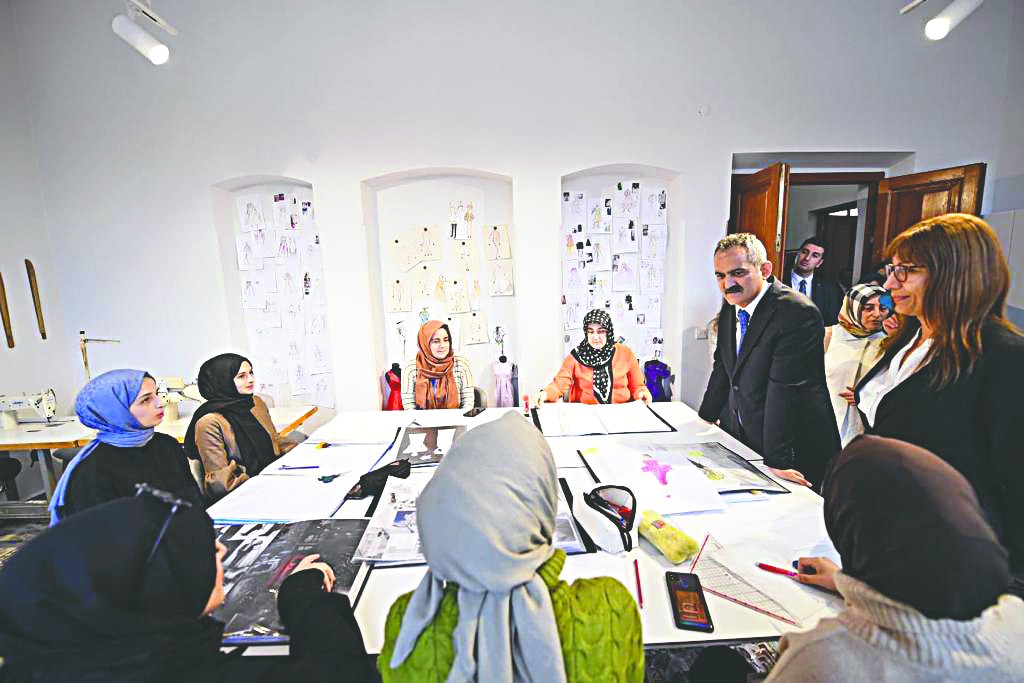 Bakan Özer ve eşi Moda Akademisi’ni ziyaret etti
