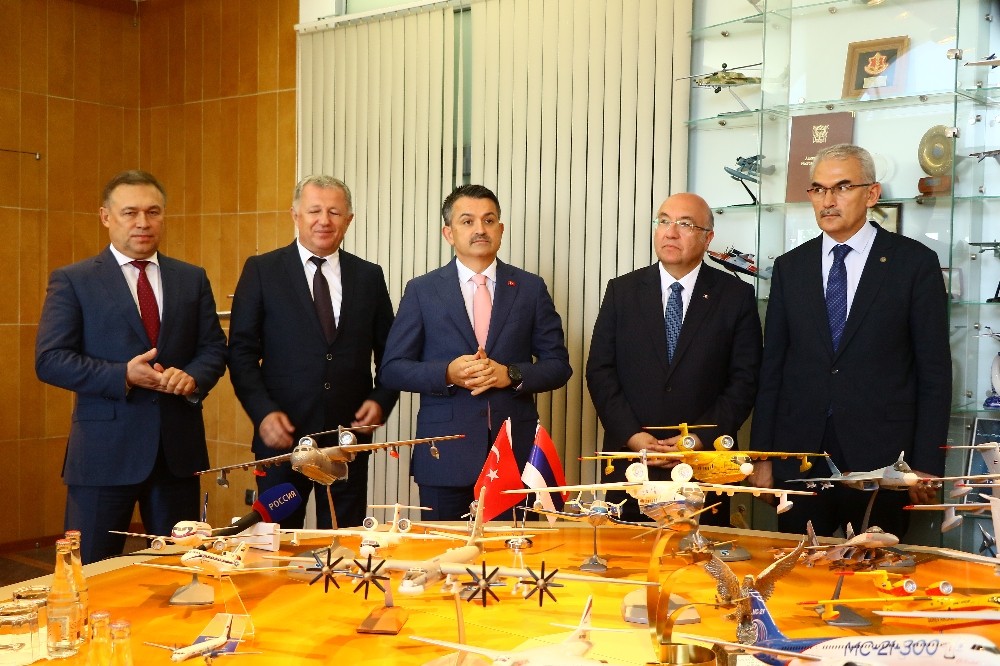 Bakan Pakdemirli, Moskova’da yangın uçağını bizzat denedi 