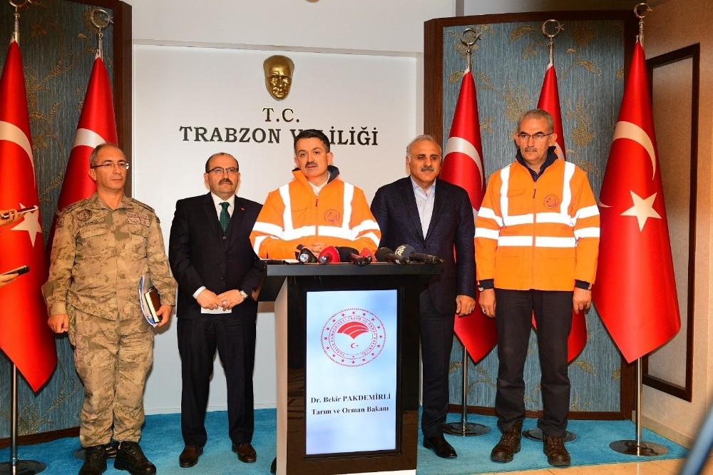 Bakan Pakdemirli: “Toplam 75 yangının 38 tanesi söndü, 17 yangın hala devam etmekte” 