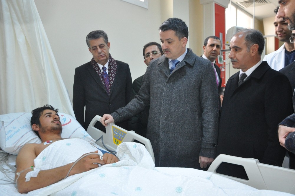 Bakan Pakdemirli, yaralı çobanı hastanede ziyaret etti 