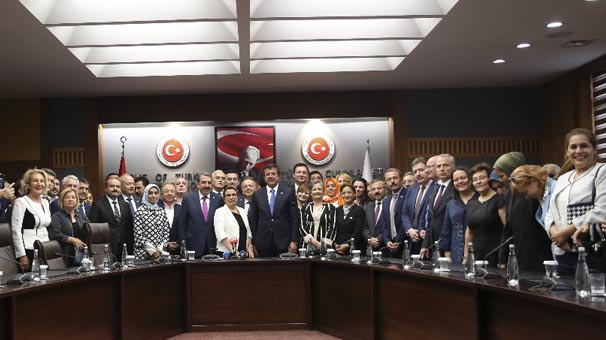 Bakan Ruhsar Pekcan, görevi Nihat Zeybekci'den devraldı